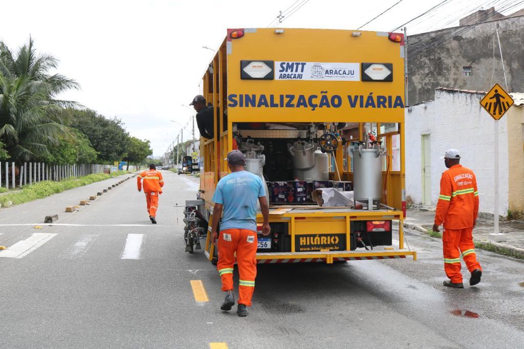 Prefeitura reforça sinalização viária nos bairros Coroa do Meio e Atalaia - SMTT Aracaju